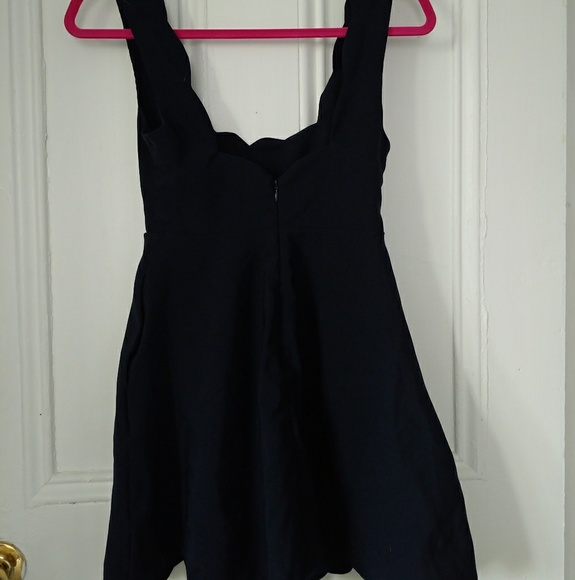 Nasty Gal Scalloped dress - Picture 3 of 3